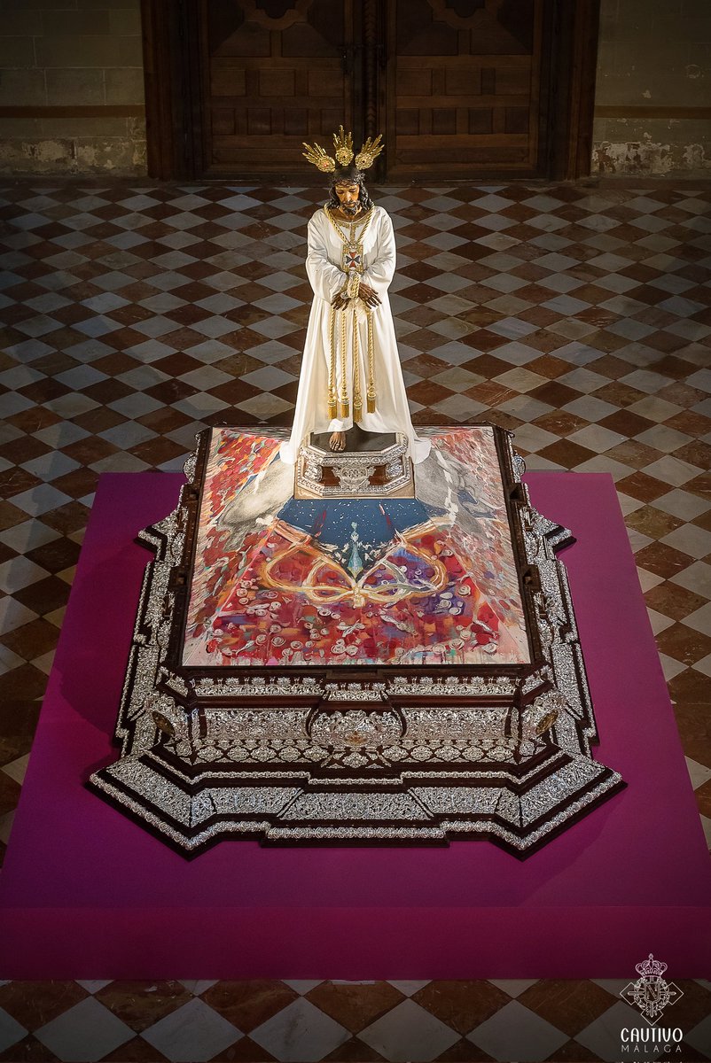 #CentenarioMLG - Jesús Cautivo ha sido colocado sobre su trono procesional rematado por la obra "El jardín de los 46 ojos" del artista <a href="/joseluispuche/">Jose Luis Puche</a>. La símbología de los elementos se detalla en la exposición "El Verbo Encarnado" de <a href="/centenariomlg/">Centenario Agrupación Cofradías</a>.