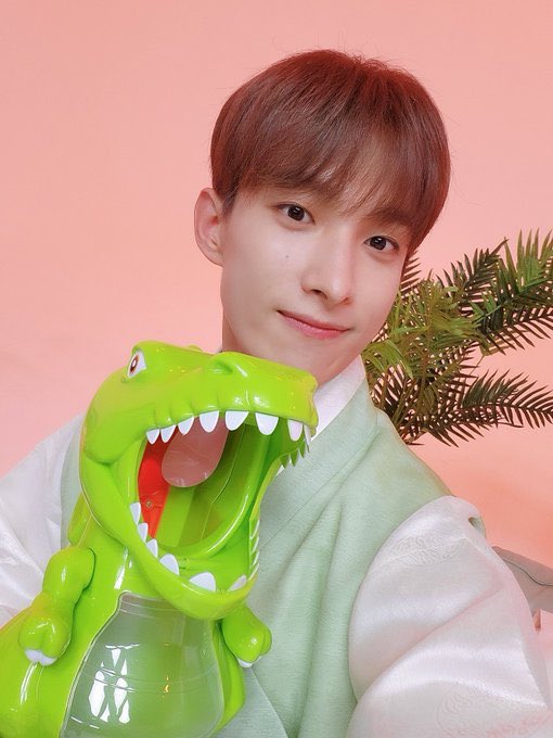 seoksoonArchive's tweet photo. https://t.co/1NBYmFtFxg