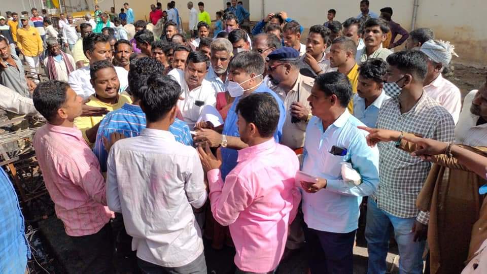 ನಿನ್ನೆ ನಡೆದ ಬೆಂಕಿ ದುರ್ಗಾ ತರಕಾರಿ ಮಾರುಕಟ್ಟೆಯಲ್ಲಿ ನಡೆದ ಅವಘಡದಿಂದ ಸುಟ್ಟು ಕರಕಲಾದ ಹಣ್ಣು ತರಕಾರಿ ಸೊಪ್ಪು ಕಿರಾಣಿ ದಿನಸಿ ಇನ್ನೂ ಹಲವಾರು ಅಂಗಡಿ ಮುಂಗಟ್ಟುಗಳ ವೀಕ್ಷಣೆ ಮಾಡಿ ತದನಂತರ ತೊಂಬತ್ತಕ್ಕೂ ಹೆಚ್ಚು ವ್ಯಾಪಾರಸ್ಥರಿಗೆ, ವೈಯಕ್ತಿಕವಾಗಿ ತಲಾ ಐದು ಸಾವಿರ ಪರಿಹಾರ ವಿತರಣೆ ಶ್ರೀಯುತ ಆರ್ ಶಂಕರ್ ರವರು ಮಾಡಿದರು.