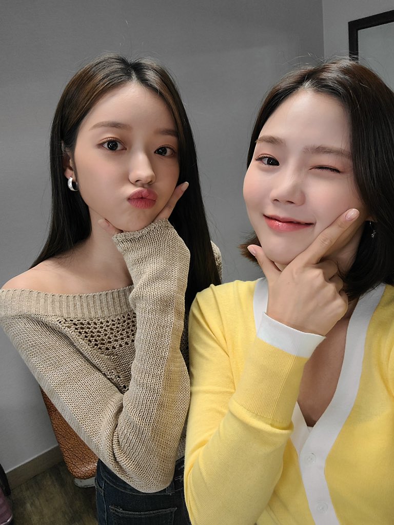 8_OHMYGIRL's tweet photo. [#OHMYAir] 미라클의 더욱 행복한 추석 연휴를 위해 #효정 #유아 가 왔샤효‼️🥳 잠시 후 6시 40분, 'KBS2 이거 알아?' 본 방 사 수🙌❣️

#오마이걸 #OHMYGIRL #OMG https://t.co/UjSvMxtqKT