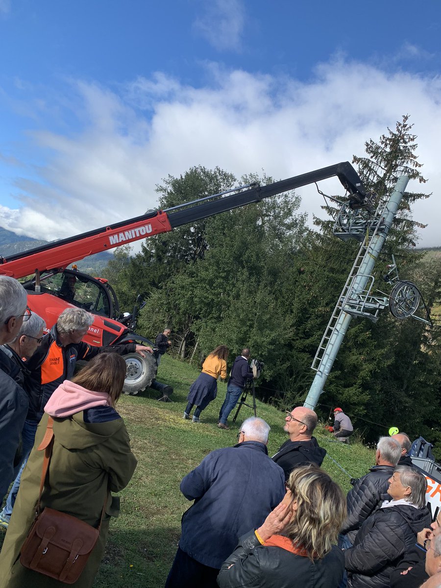 Dans le cadre de leurs #ecoengagements, aujourd’hui à @StJeandeSixt , les opérateurs de domaines skiables des #Aravis démontent bénévolement un petit téléski à l’abandon👍
En savoir plus: domaines-skiables.fr/fr/smedia/file…