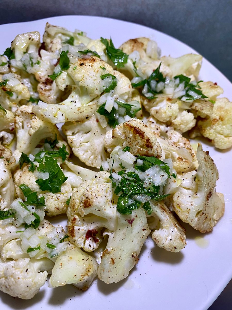 Coliflor con Ras el Hanout y vinagreta fresca de perejil y cebolleta. Es un plato lleno de sabor y matices, darle caña a las verduras con las especias siempre es una buena opción. 
Frío o templado 🚀🚀
👉 youtu.be/cRo4AdeHdyM 
#coliflor