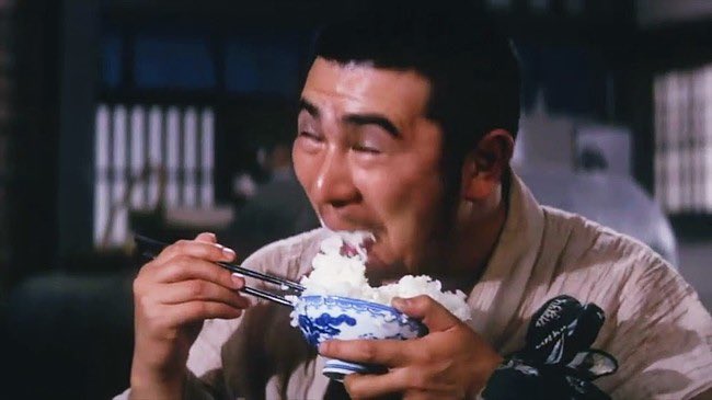 勝新太郎の座頭市の素晴らしいところは、物語や殺陣や役者の魅力だけでなく

おにぎりを喰うシーンとか、そういう何気ない食事のシーンに、感謝の念が込められていることだったりする

今、そんな映画なくない？