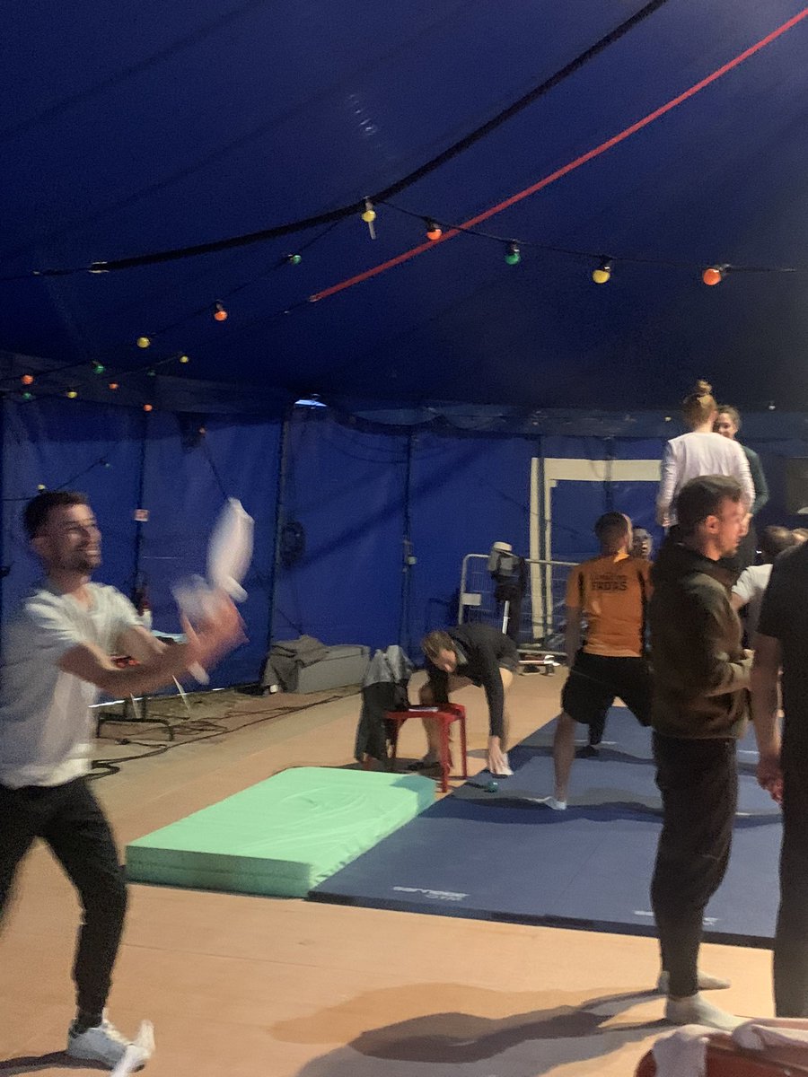 EtienneBarraux's tweet photo. Merci à #2r2c pour son accueil dans la cadre de la formation en Arts du cirque des enseignants d’#EPS de l’@Academie_Paris https://t.co/PBgPU6jIu9