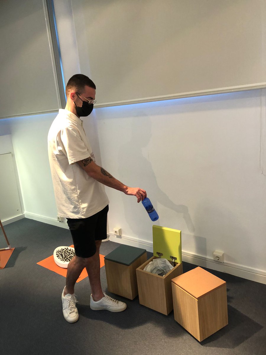 megamobiliario's tweet photo. Apostamos por #jóvenesdiseñadores con #KYUB, la propuesta del estudio #Mudat. Una #papelera con función de taburete fabricada artesanalmente por #MegaMobiliario para aportar estilo y transformar el reciclaje en una experiencia diferenciadora.Descúbrela en #RDS10 en @GVAartesania https://t.co/BTy7kT6wwJ