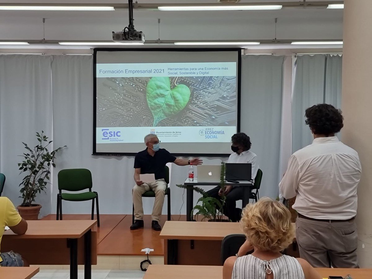 ESICSevilla's tweet photo. Ponencia híbrida del programa Corporate con Gayaz Kalas de 3 casos de reinvención 👉 @BatchorE, @donadoo_es y @GrupoDcoop

Desde #ESICSevilla con @jerempresarial en #Jerez, abrió el evento A. Cabello, delegado de Reactivación Económica @andaluciajunta ➡️ https://t.co/TISxSMeeTP https://t.co/JDqY6ohCR6