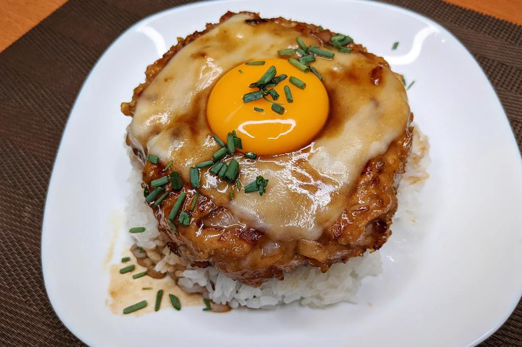 とろっとした卵黄がたまらない！？「悪魔のビックなチーズつくね丼」の作り方！