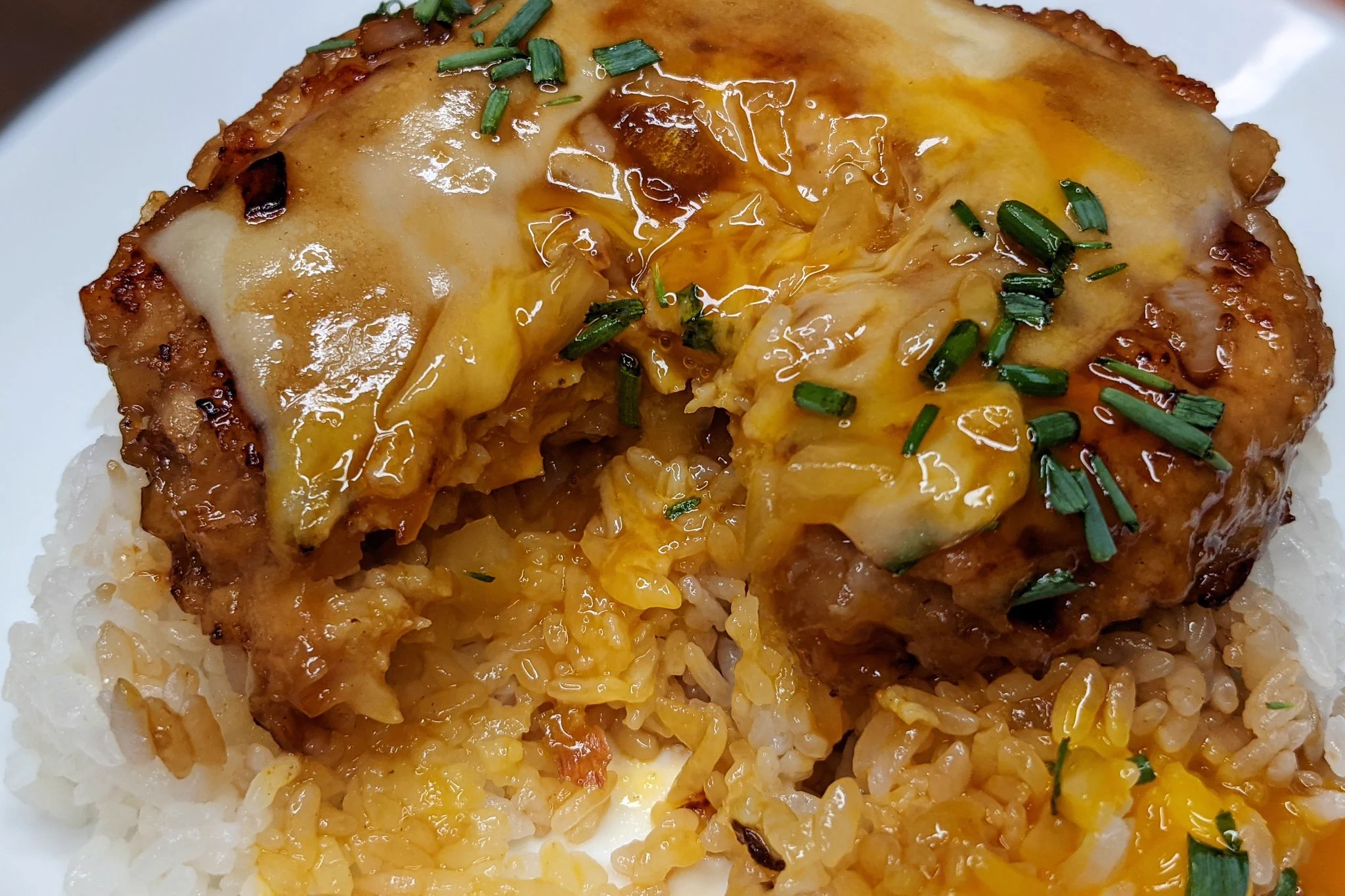とろっとした卵黄がたまらない！？「悪魔のビックなチーズつくね丼」の作り方！