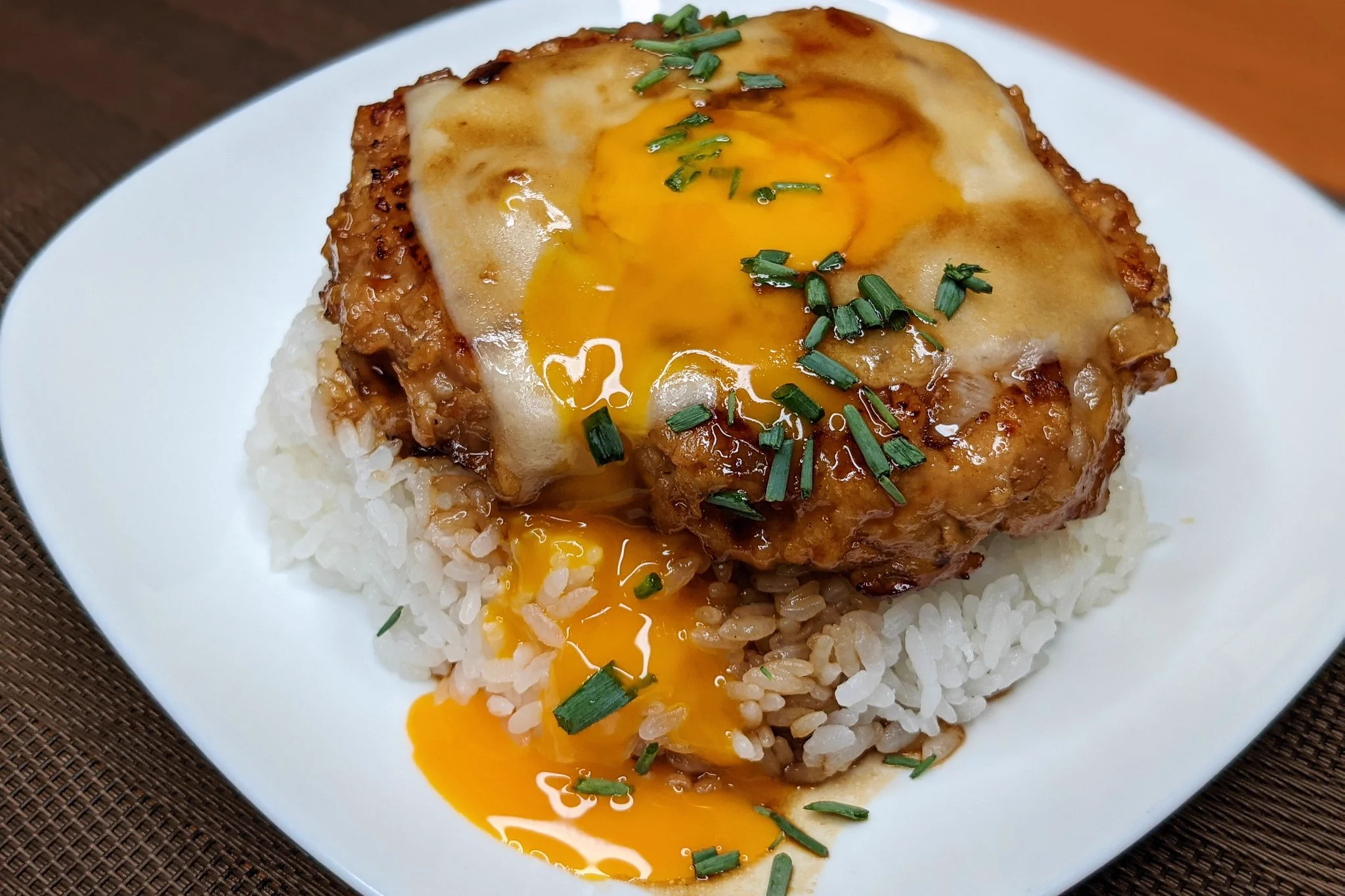 とろっとした卵黄がたまらない！？「悪魔のビックなチーズつくね丼」の作り方！