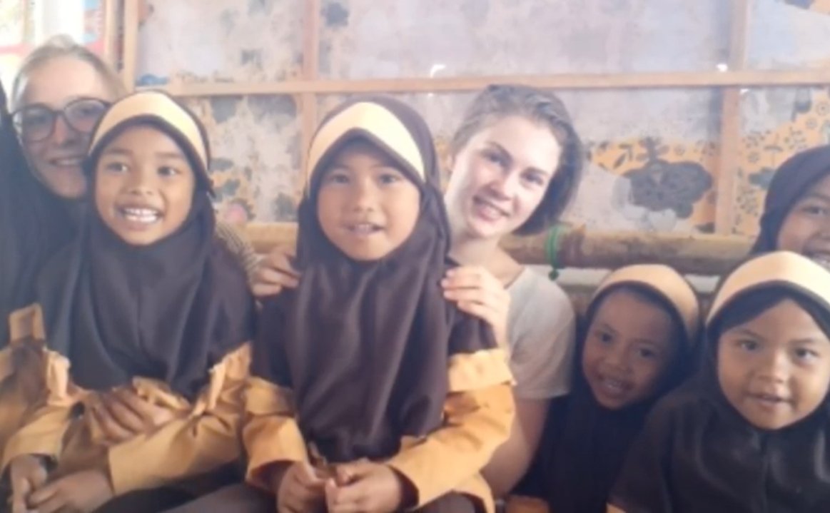 ~ TRUE STORY #72

2010. Saat mulung di Mentawai karena gempa.

2 gadis kecil kembar ini menjadi yatim piatu..tapi kini mereka sudah lulus kuliah.
Beberapa hari kedepan mereka akan pulang dari Germany.
Mengabdikan ilmunya untuk Indonesia.💙🇮🇩

I'm proud of them.🌷