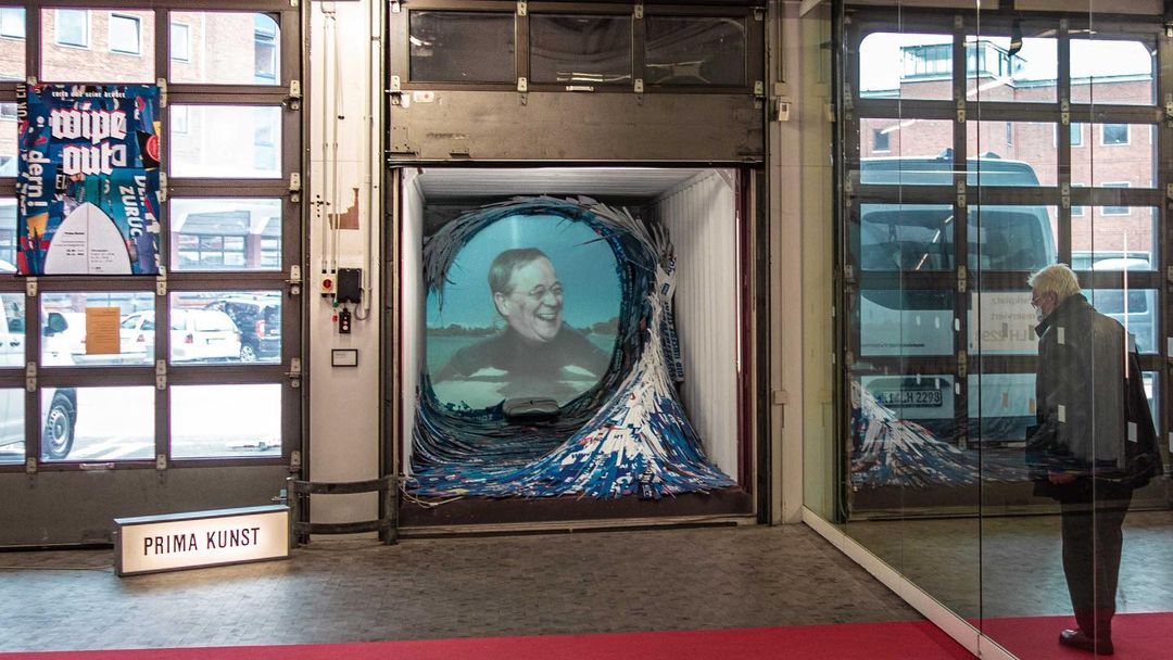 amzdo's tweet photo. Die @stadt_kiel will nicht, dass diese Kunstinstallation von "rocco and his brothers", die Armin #Laschet und Hans-Georg #Maaßen dabei zeigt, wie sie die #Rechtsruck-Welle der AfD surfen, öffentlich gezeigt wird.
Ihr wisst, was zu tun ist. #noAfD #CDU #noNazis #Kunstfreiheit https://t.co/bWwHfaWNcj