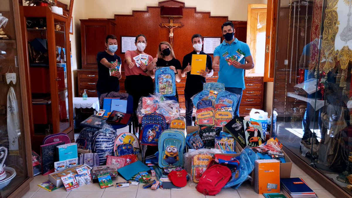 🤝Entrega a <a href="/_CARITAS/">Cáritas Española ✳️</a> #Archena del material recogido en la campaña promovida por <a href="/JovenCofArchena/">Jóvenes Cofrades Archena</a>, en la que colabora el <a href="/AytoArchena/">Ayuntamiento Archena</a>. 

➡️Asiste a la entrega el concejal de juventud <a href="/damianpagan94/">Damián Pagán</a>