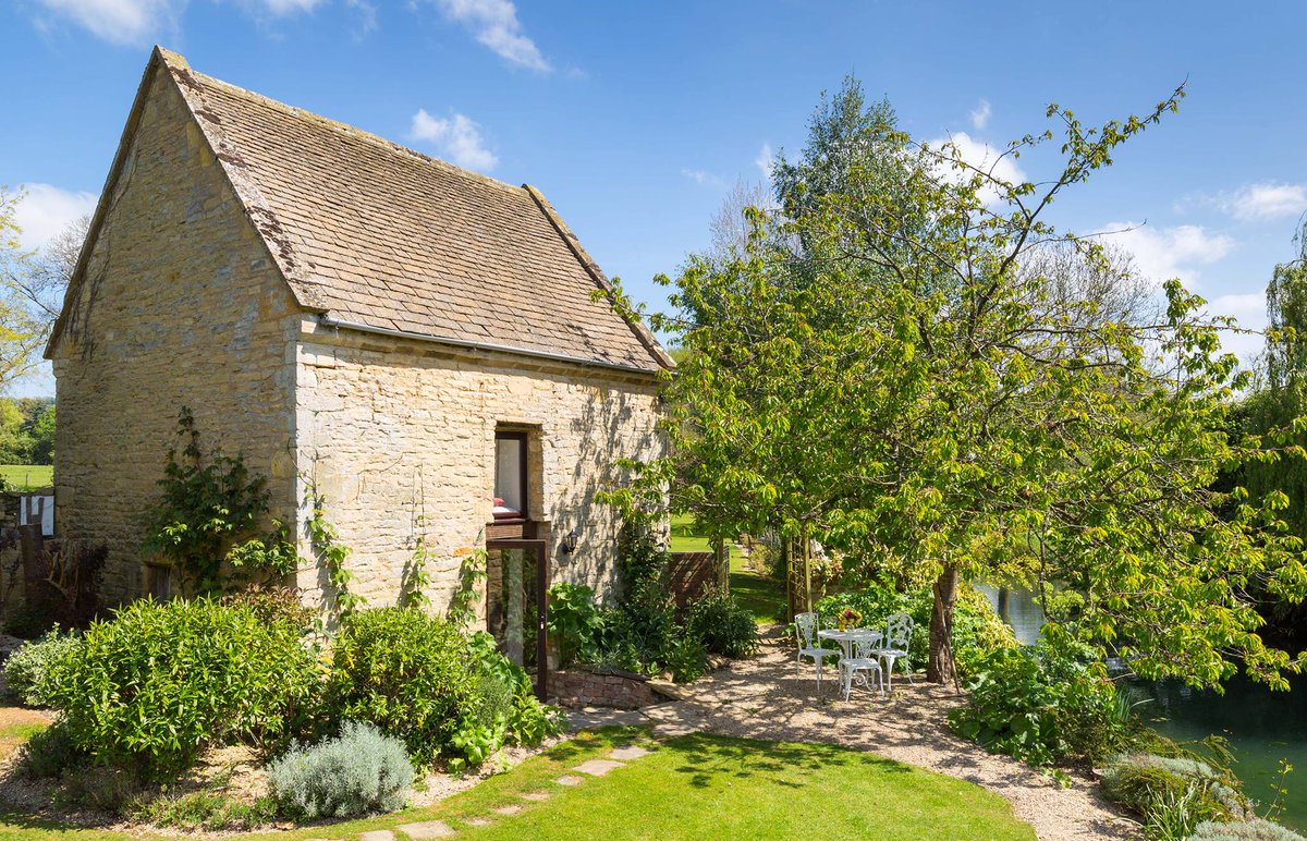 TheHolidayCots's tweet photo. #GuestReview: "We had a 4-night stay in The Dovecote & loved every minute of it. The cottage is very spacious for a small place & had everything we needed. Highly recommended!"
🛏️ Sleeps 1-2
https://t.co/sm4ruNoFHS
#RomanticBreak #CotswoldsAONB #JustForTwo #Nature #Walking https://t.co/9AvOjrfNQr