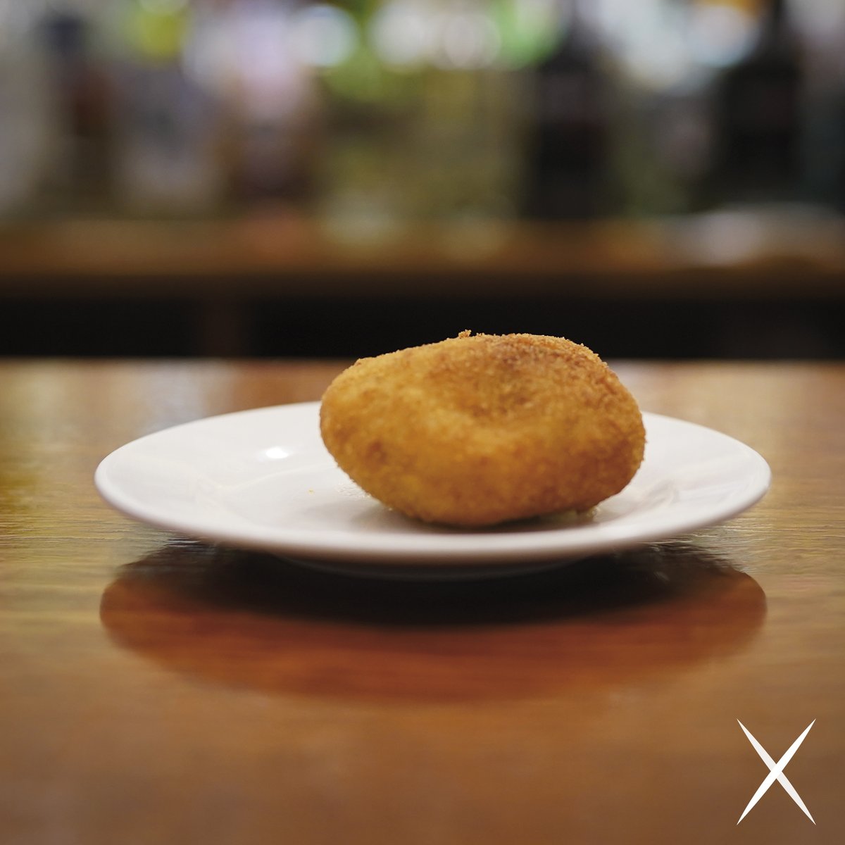 Pintxos_es's tweet photo. PINTXO 2019 💛2020
CROQUETA DE TRES QUESOS
Kiki
Tolosa, 79 bajo
Antiguo
Croqueta de queso fresco, azul y edam.
Croquette with cream, blue and edam cheese.
#PINTXOS2020 #99bestpintxos #99bestpintxosapp #pintxos #pintxo #sansebastian #donostia #basquecountry #gastronomia https://t.co/l0hxxZOElh