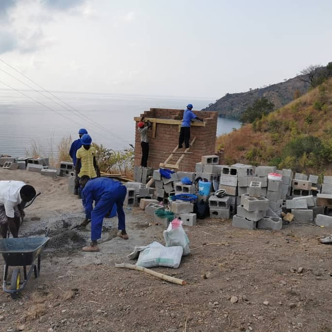 UsisyaT's tweet photo. The views are amazing. The construction is in good progress at all four campsites. See our progress at Nkhope Campsite (Old Salawe) site. Promoting tourism in the North. The projects are led by our Project Manager @adven_withcolby ➡️ P1/2 @MalawiTourism #GIZMIERA #ICMPROJECT https://t.co/sSuznDOw3c