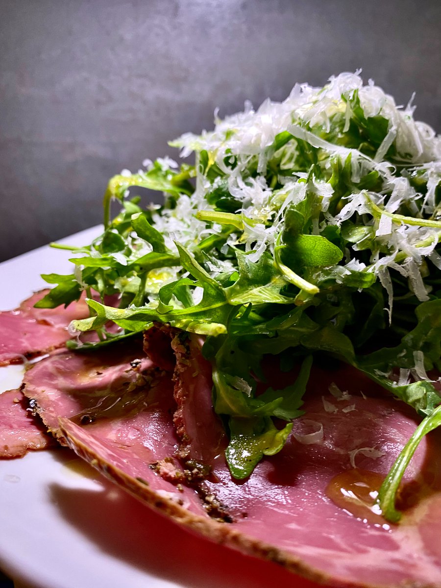 Un pastrami aliñado con miel, mostaza y unas hojas de rúcula puede ser tu comida ideal entre semana: rápida, sabrosa y saludable. 
¡Y a disfrutar! 🙌🙌
👉 youtu.be/TOyA4jHIjqo 
#pastrami