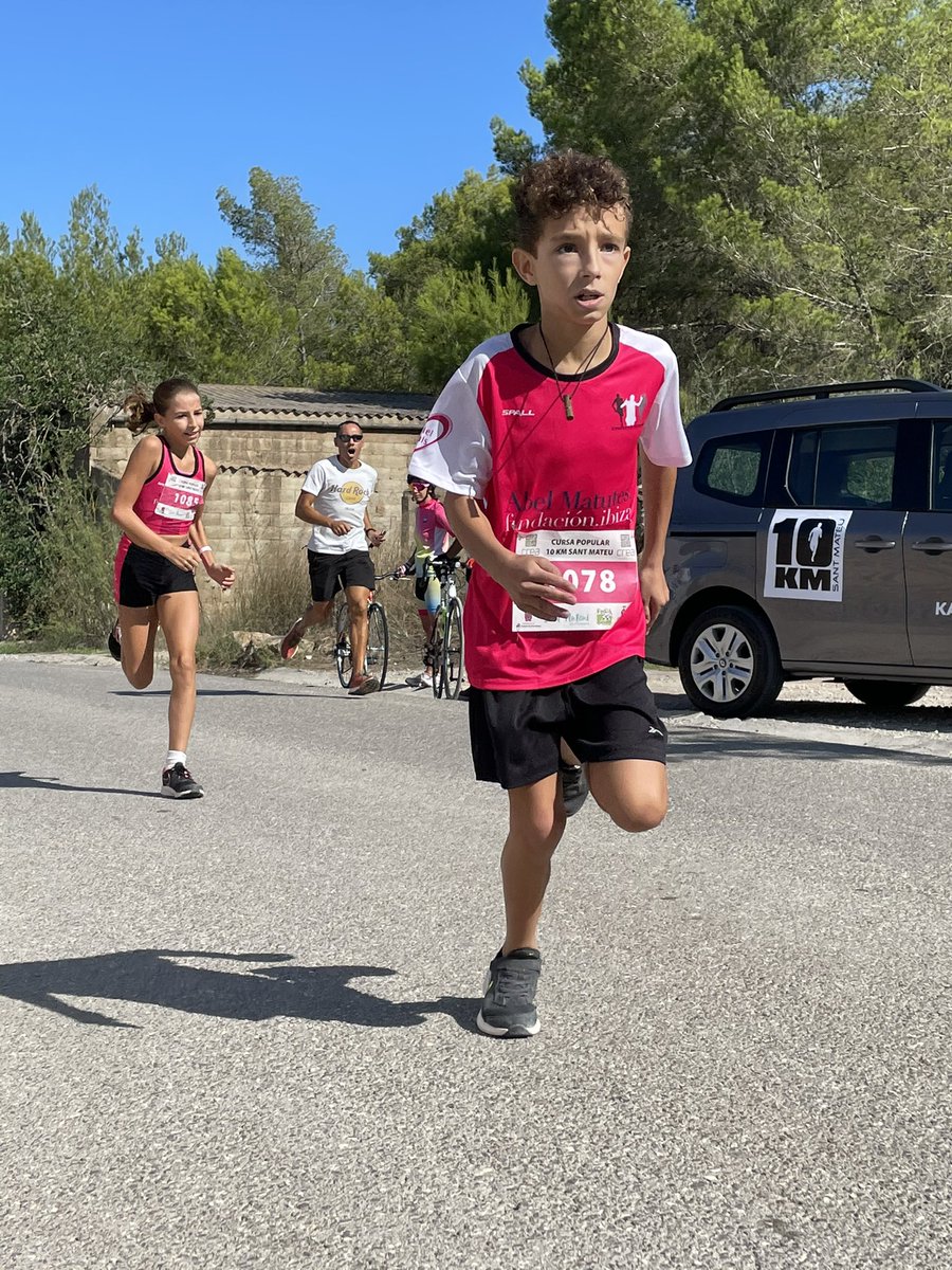 eiviatletisme's tweet photo. Gran actuación de las chicas y chicos de #Eiviatletisme en Sant Mateu #PunkPower disfrutando y aprendiendo 👏🏼 https://t.co/5gCqfOQM76