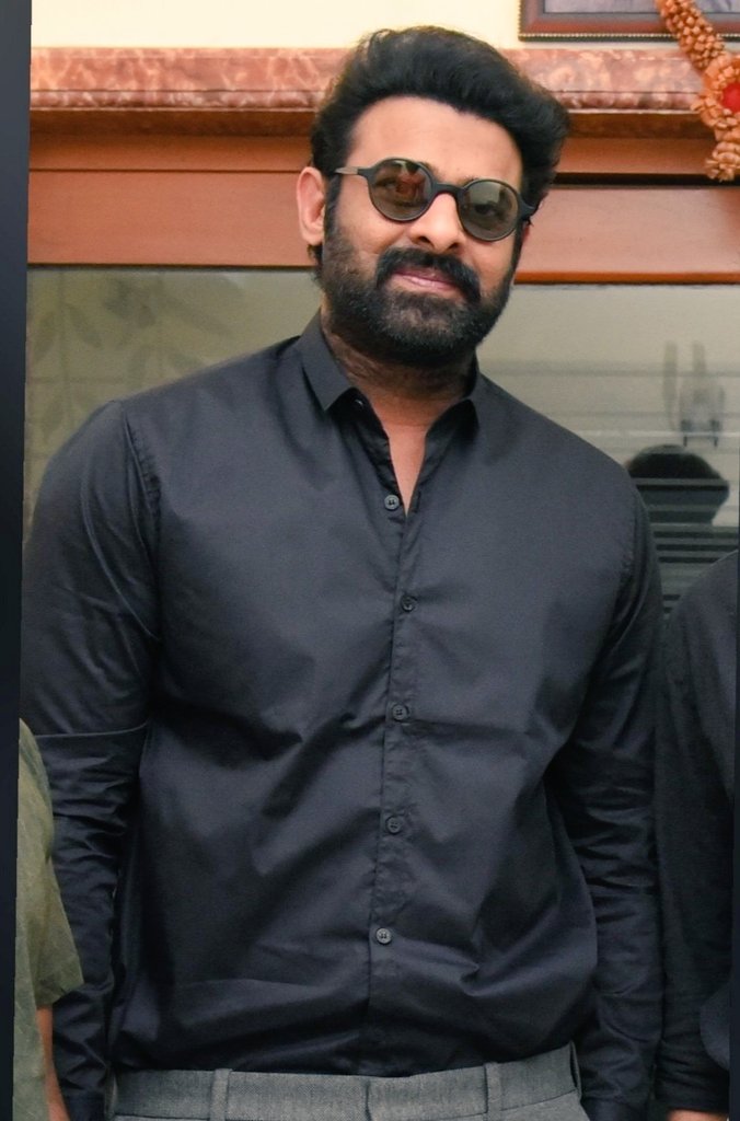 Vaishali695's tweet photo. Few days back he was trolled for
his look & weight then he
transformed himself & see the
results. Look at his fresh look
( pic 2) , Really #prabhas is a
#TransformationKing .
Hats of to his #hardwork. π https://t.co/1efzYxQQfe