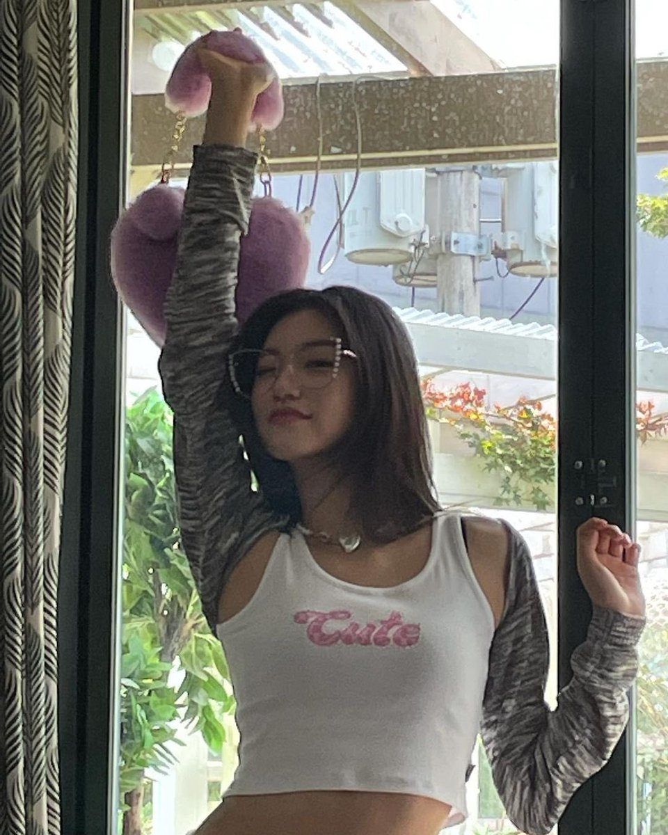 Wrapped in vintage outfit : Crop top, glen paid pants, long grey sleeve crop and don’t forget the fancy glasses and the cute handbag to make her look more classy and sassy. Kim Dodo, give an impression looked tawdry and feel the catchy and energetic aura enfold as her, isn’t she?