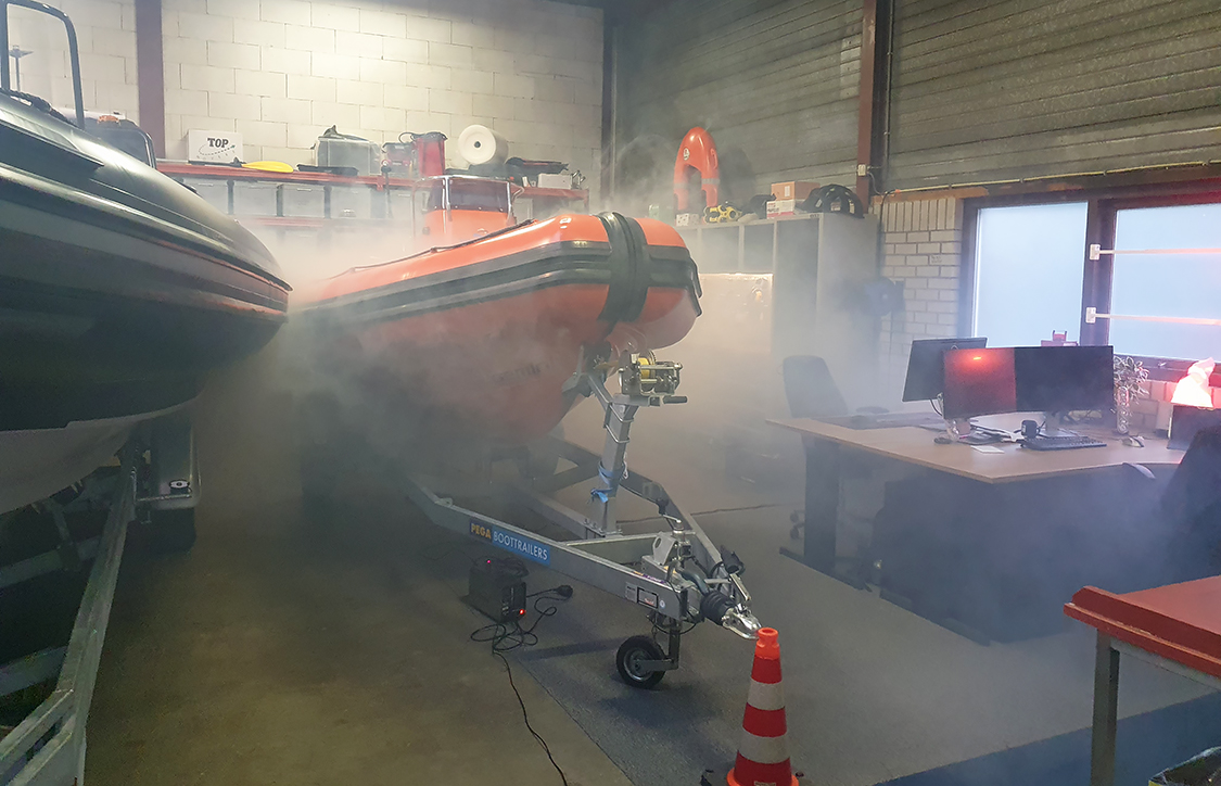 Safetyboatnl's tweet photo. Zelfs bij een veiligheidsbedrijf kan het mis gaan, er breekt brand uit! Het brandalarm gaat af en er is overal rook. Eén van de reddingsboten staat in brand en het vuur is doorgeslagen naar binnen. Gelukkig ging het hier om een oefening van de brandweer. https://t.co/gJf9QF7rPN