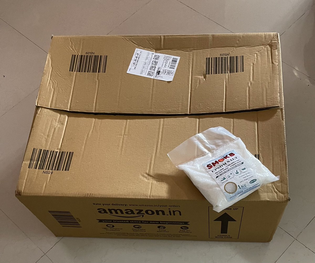 Mohansinha's tweet photo. So my wife ordered something from Amazon. They sent it in a carton measuring 2'x2.5'x1'! See the box and what was in it. https://t.co/5GmMZjusZo