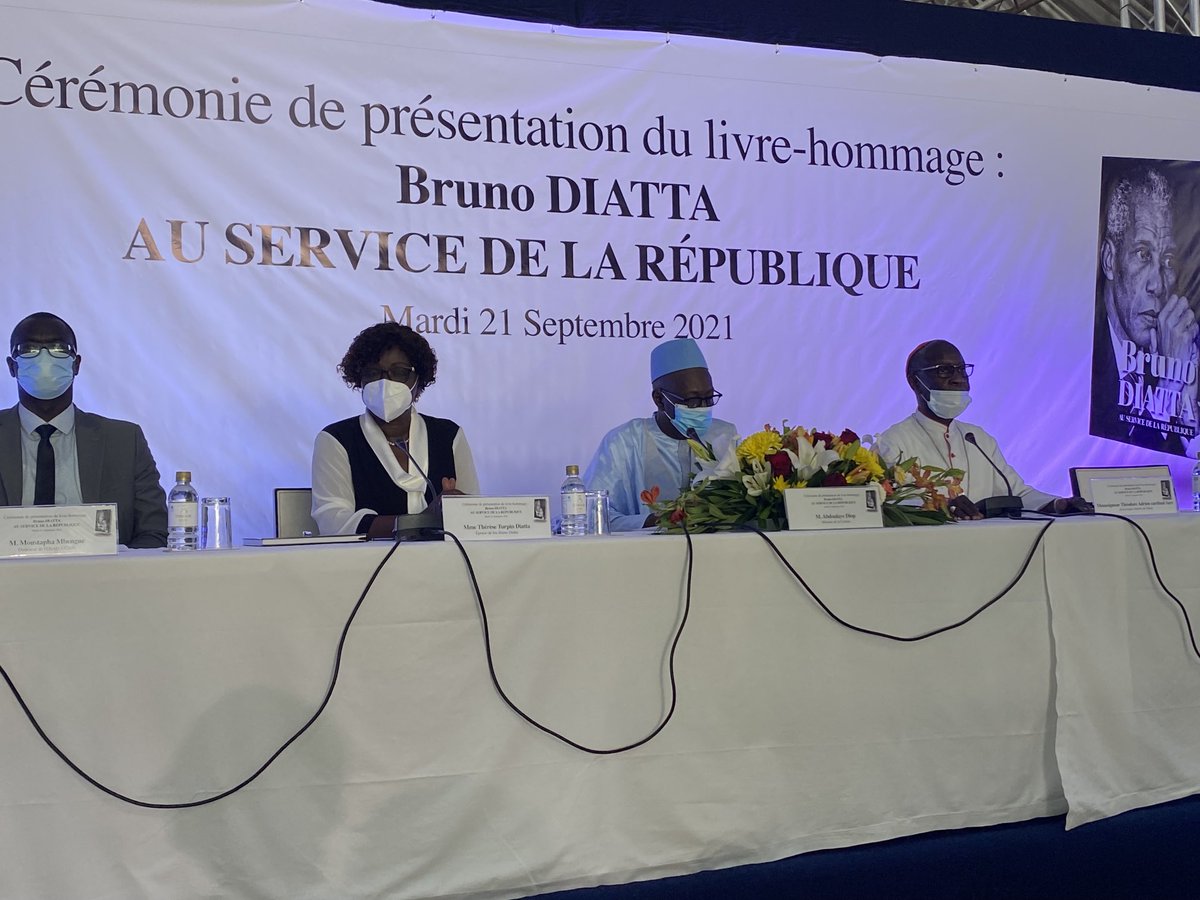 elhadjkasse's tweet photo. La cérémonie de présentation du livre-hommage BRUNO DIATTA AU SERVICE DE LA RÉPUBLIQUE a été dense. Les valeurs et principes que Bruno a incarnés ont retenti dans la salle, rappelant à chaque Sénégalais sa responsabilité de veiller sur le socle de ce qui nous unit: la république https://t.co/zGehs7kjKA