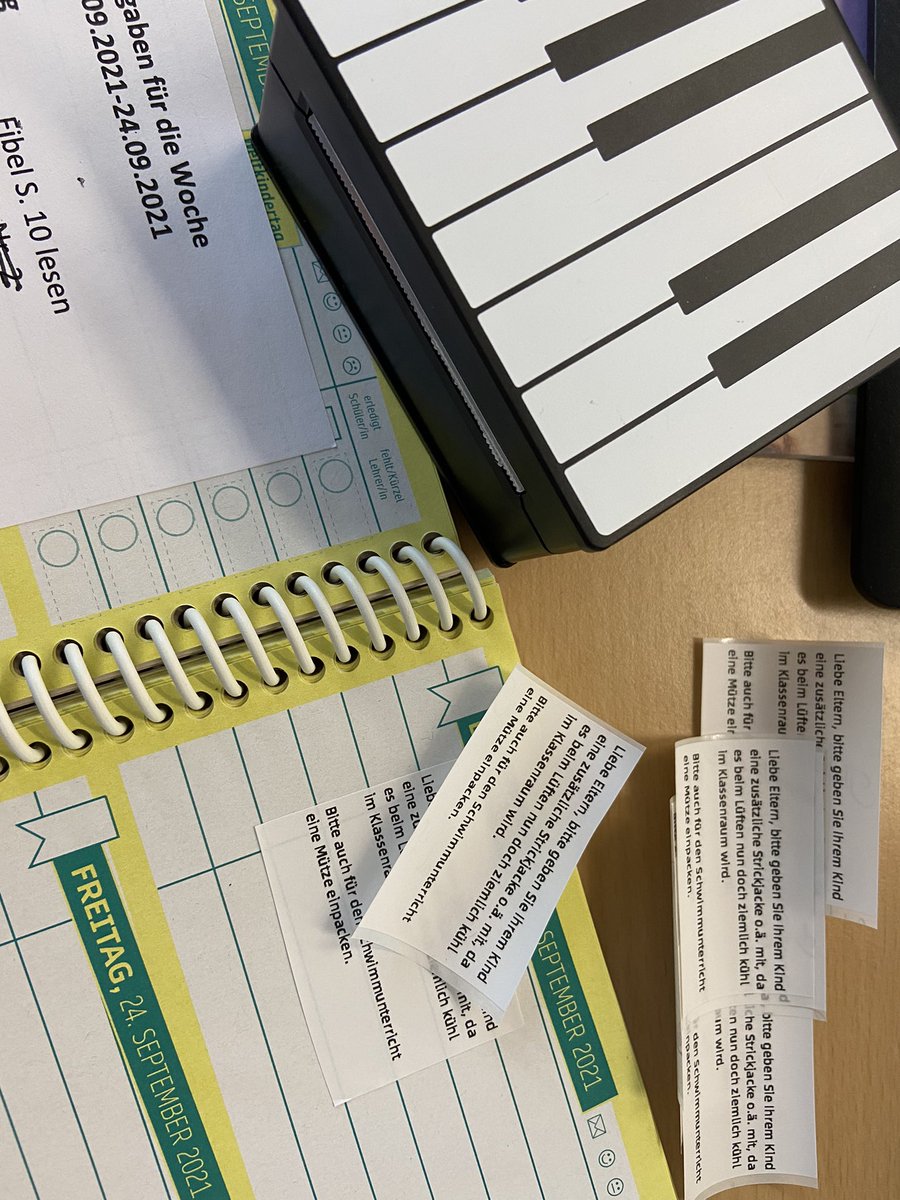 belden_trixi's tweet photo. Mein neues Helferlein @PhomemoOfficial hat heute den ersten Einsatz mit Bravour bestanden (nachdem Frau Kruse das Thermopapier richtig herum eingelegt hat🙈): Kleberchen für jeden Schulplaner mit Info für die Eltern. Influenced by @AnBoe65😎 
#primaredu #elterninfo #thermodrucker https://t.co/76MD8zED1C