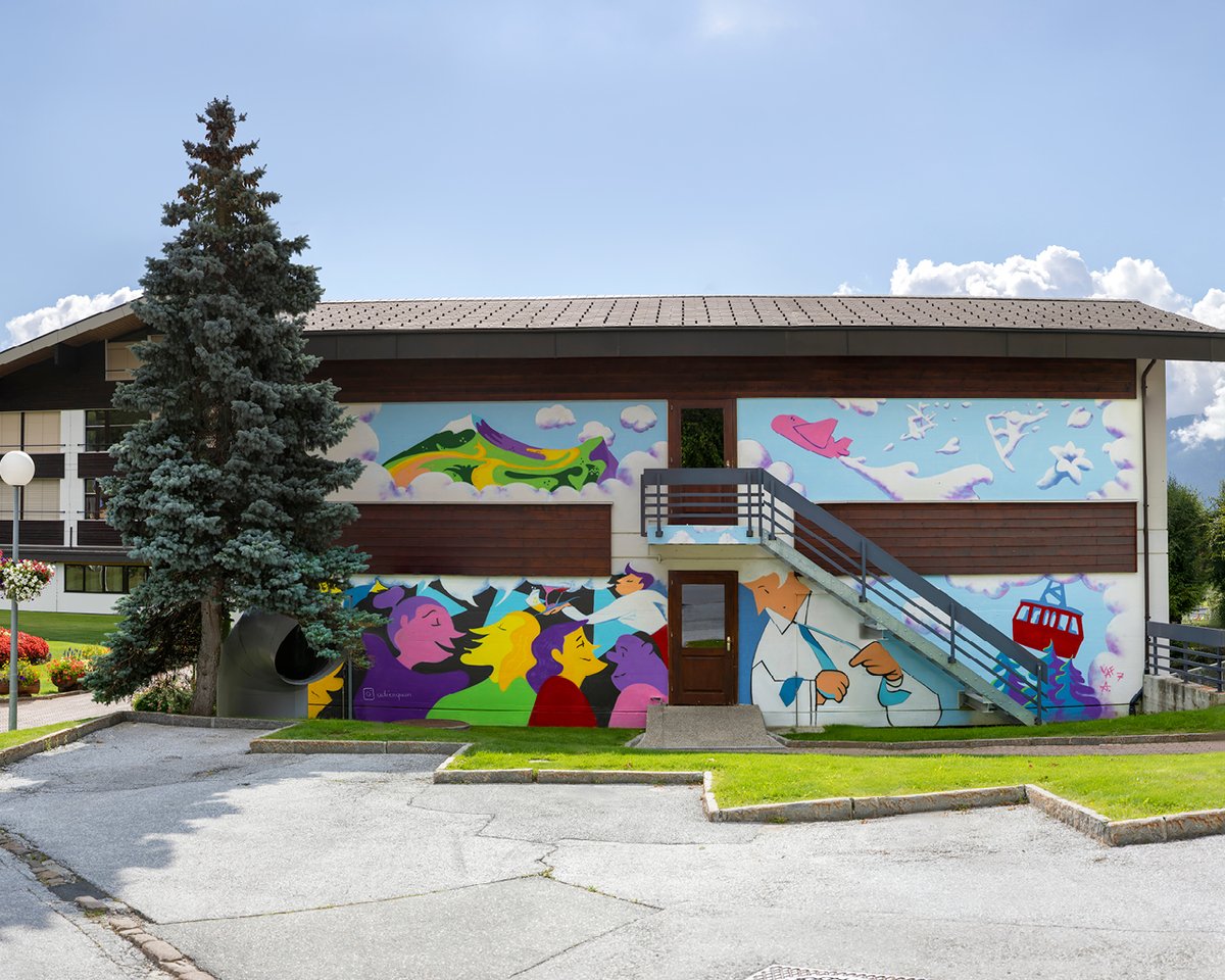 LesRochesNews's tweet photo. There is something new on campus! 👀

We were delighted to welcome urban sketcher @adrienquan, who designed and created our latest mural, centered around four Les Roches themes: 
🌎 International community
👔 Hospitality etiquette
🎉 Fun social moments
💡 Thinking out of the box https://t.co/X5LupC80DU