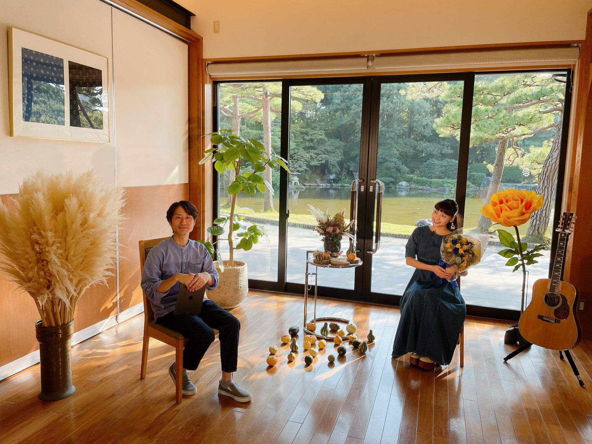 植田真梨恵 今日は久留米石橋文化センターでインタビューのおしごとがありました 大好きな文化センターで鯉に餌も撒けてうれしかったです 公開になるのをおたのしみに 市役所の長谷川さんと 素敵なお花屋さんのrisa La Fuenteさんと T Co