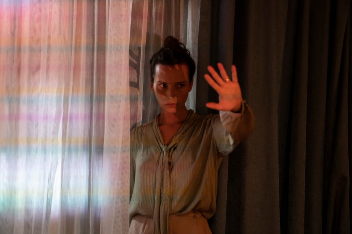 Yönetmenliğini <a href="/memireren/">M.Emir Eren</a>'in üstlendiği kısa metrajlı film 'Evde Yok' Kuzey Amerika prömiyerini 57. Chicago Film Festivali'nde yapacak.

Daha önce İstanbul Film Festivali'nde de gösterilen kısa filmin başrollerinde Nihan Aker ve Emre Yetim yer alıyor.