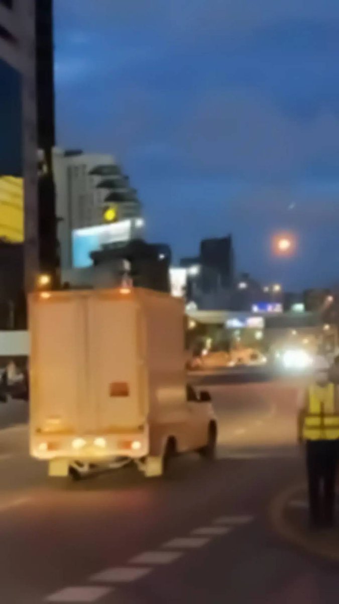 📢📢18:36 การจราจรแยกสามเหลี่ยมดินแดง ใต้ทางด่วนดินแดง ยังคงสัญจรได้ปกติ เช่นเดียวกันกลุ่มผู้ชุมนุมและรถมอเตอร์ไซค์เริ่มรวมตัวกันบริเวณโดยรอบแยกสามเหลี่ยมดินแดง  
#ม็อบ21กันยา