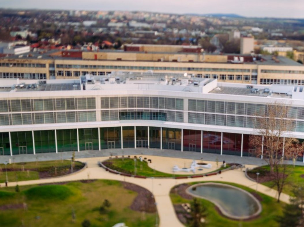 The 12,000 m2 new wing of the #MedicalSchool was officially handed over. It includes the latest technological #innovations, thus providing students, faculty and researchers with an #exceptional level of theoretical and clinical education environment. 
international.pte.hu/news/most-beau…