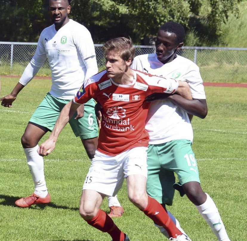 Erik Ruud Ramsli vender tilbake til Sunndal etter et kort opphold i Kvass/Ulvungen. En viktig og god signering for Sunndal som allerede er spilleklar til helgen når <a href="/Surnadal_IL/">Surnadal Idrettslag</a> kommer på besøk til Sande stadion. (Utfyllende sak og intervju kommer i Aura fortløpende)