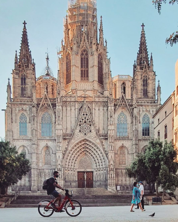 The Catedral de Barcelona is the perfect place for a morning stroll through Barcelona’s history… ✨

La Catedral de Barcelona es el lugar perfecto para un paseo matutino por la historia de Barcelona… ✨

Instagram: @elenavivesvela