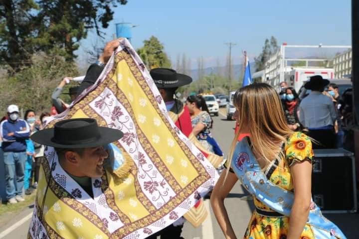 MuniLasCabras_'s tweet photo. Bajo el eslogan #RenaceSeptiembre, durante #FiestasPatrias se efectuó un recorrido de cuatro días de nuestra Ramada Móvil en cada rincón de nuestra querida comuna de #LasCabras.

Bajo ello,  alcalde Juan Pablo Flores reafirmó su compromiso con la descentralización comunal. https://t.co/jVpDfgikMP
