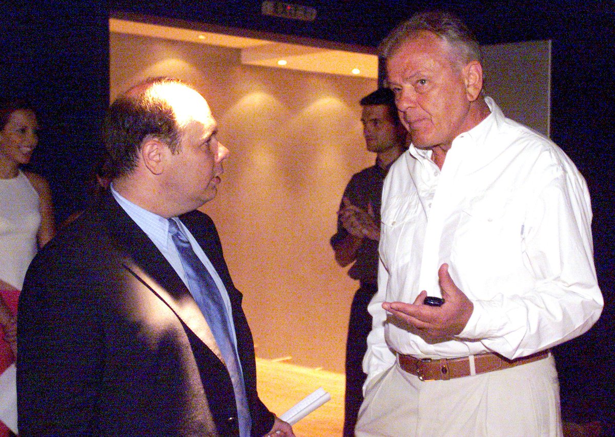 jtarkas's tweet photo. Καλοκαίρι ’98, με φωνάζει σπίτι του για να δει παίκτες. Σε ένα διάλειμμα, γυρίζει στην ΕΡΤ που δείχνει το Μουντιάλ της Γαλλίας. Στο πρώτο κόρνερ, πετάγεται πάνω «Δες μπρε τα μαρκαρίσματα και τα σκριν στην περιοχή. Αντιγράφουν το μπάσκετ». Почивај у миру, #Ιβκοβιτς #ΝΤΟΥΝΤΑ https://t.co/Fra1doH9Gq