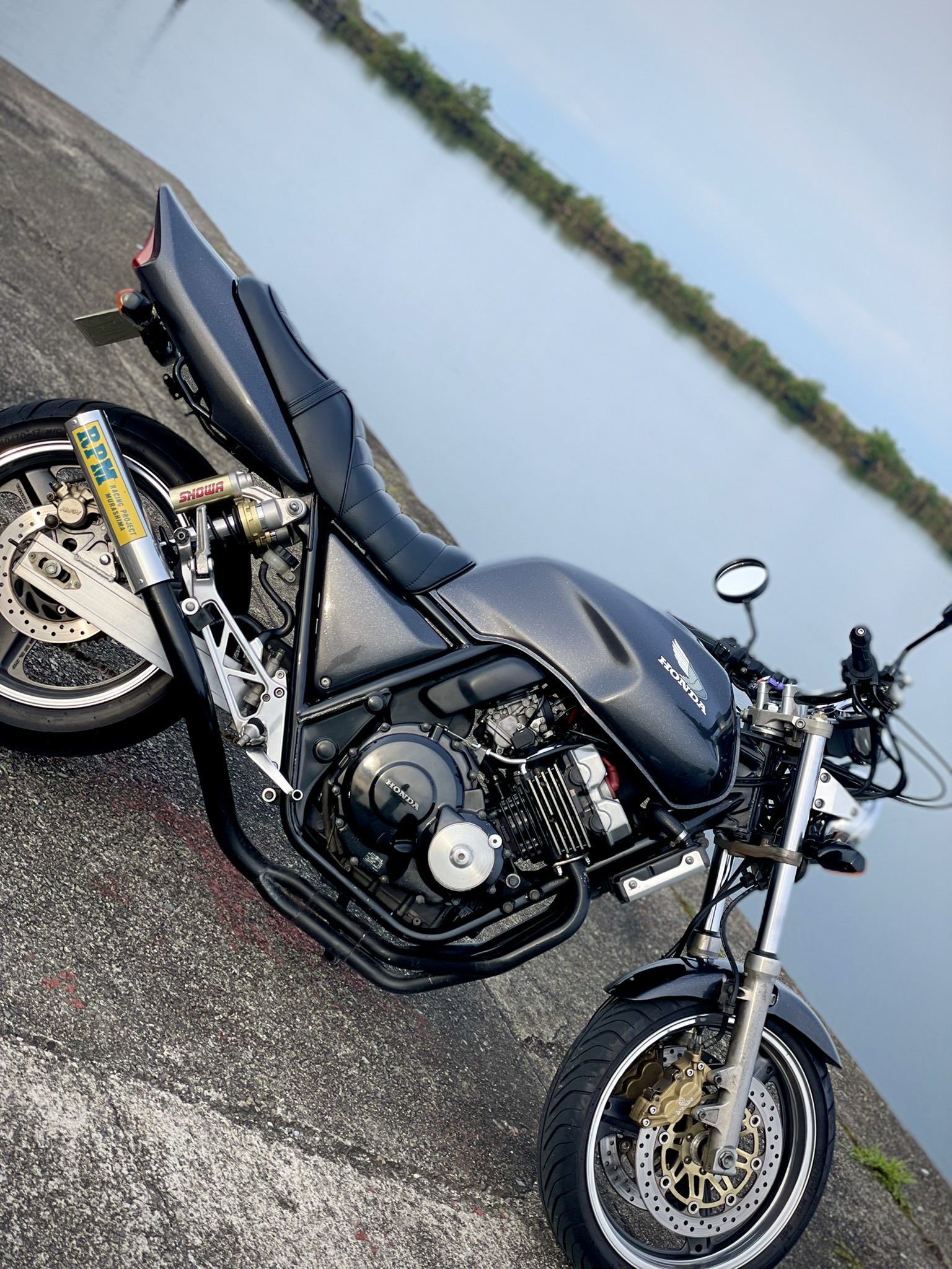 たくみ Cb400sb 色々あってまた乗り換えました Cb400sf Nc31 バージョンs ガンメタにフレークラメ 現行のsfに負けずにかっこいい バイク乗りと繋がりたい バイク好きと繋がりたい T Co Qzvdyxkng9 Twitter