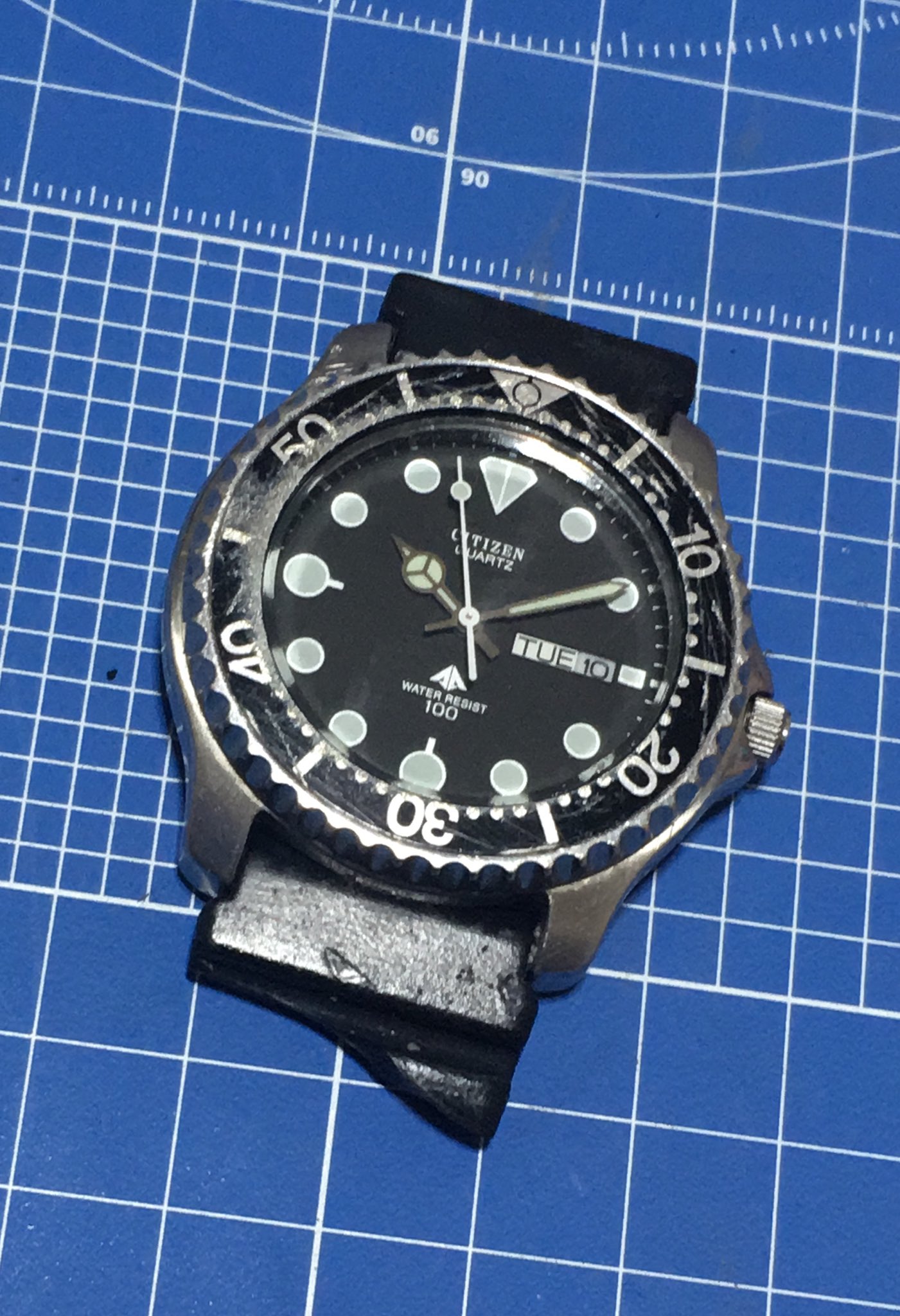 Blueswallowtail 映画 ブラックホークダウン撮影時にデルタフォース のジェフ サンダーソン軍曹役として俳優 ウィリアム フィクナー着用していた腕時計です 国内メーカーのシチズンの海外モデルなので電池交換 修理も可能と思います ベルトの加水分解