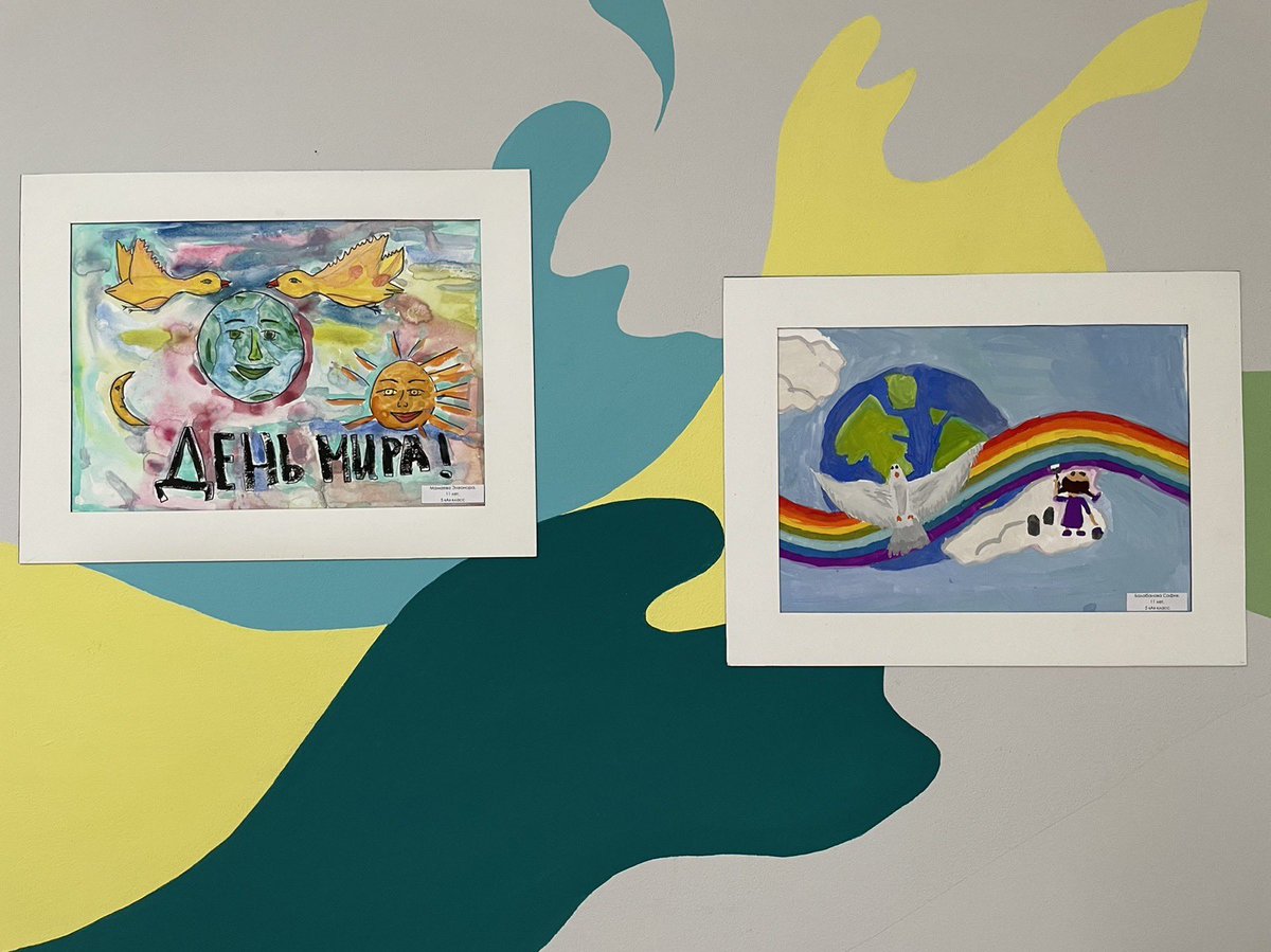 21 сентября - Международный день мира по календарю ООН/ЮНЕСКО.
Сегодня гимназисты нач. школы познакомились с традициями празднования этого дня, вспомнили пословицы и стихи о мире, сделали бумажных голубей . Учащиеся среднего звена посвятили свои творческие работы Дню мира.