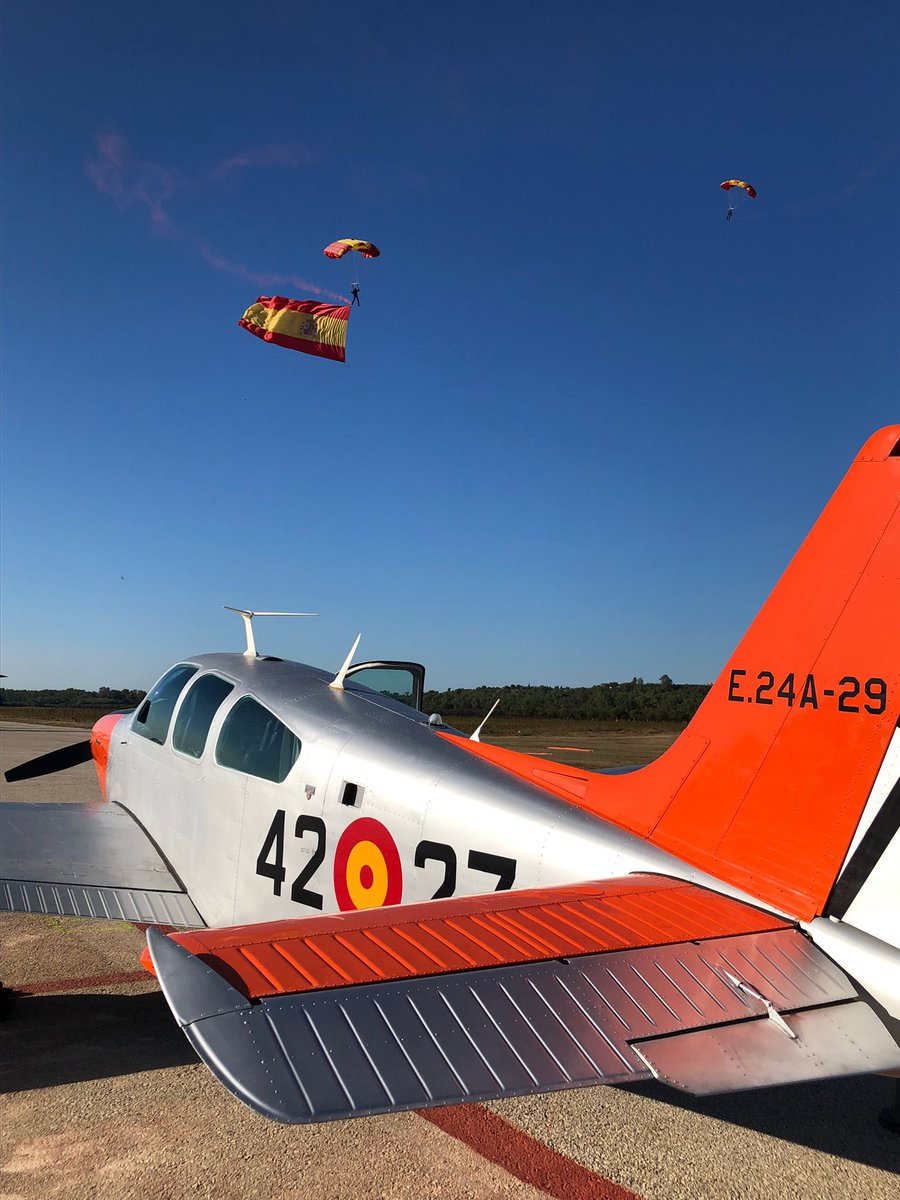 EjercitoAire's tweet image. El @EjercitoAire está representado en el Raid Aéreo del Centenario por el #Ala37 de la base aérea de #Villanubla, #Valladolid, que participa con una avioneta @Beechcraft 33C #Bonanza (E-24) junto al resto de participantes. 

#SomosElAire @Defensagob