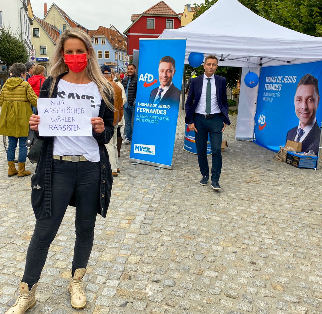 gerade ein bisschen den AfDreck Stand aufgepeppt, Herr Fernandes war wenig begeistert, im Gegensatz zu einigen älteren Herrschaften, die im Vorbeilaufen meinten "Richtig so!"
#niemalsAfD