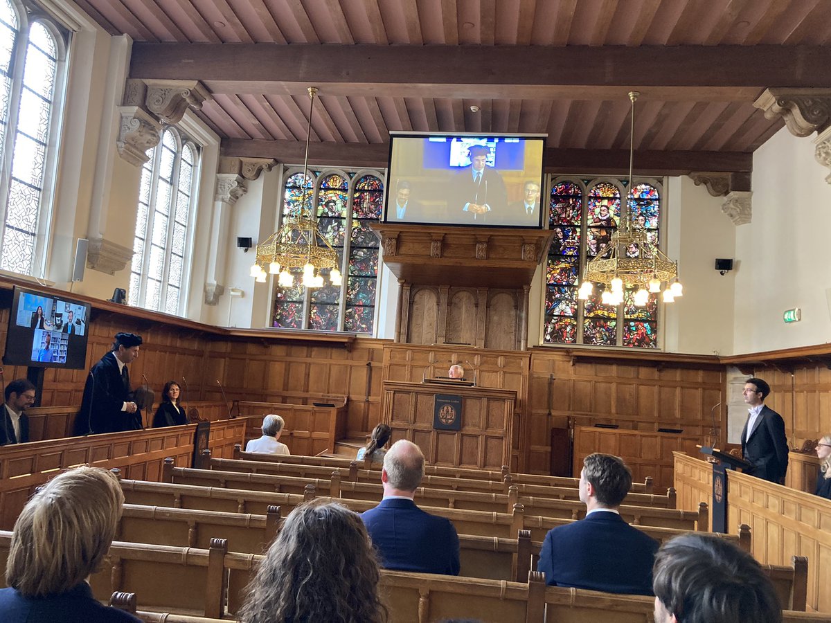 Very unusually, the second promotor @arifkutsal asks a last question in the defense of @adria_albareda @UniLeiden @fggaleiden in a way that he will talk until the Hora Est moment. He failed but the question was excellent. Halfway through his answer the time is done. #horaest