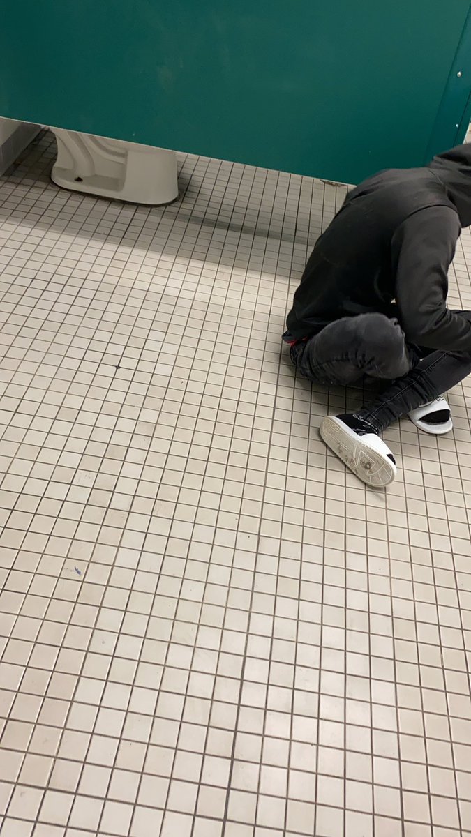 wayne4kt's tweet image. Nigga sittin on da bathroom floor wtf😂