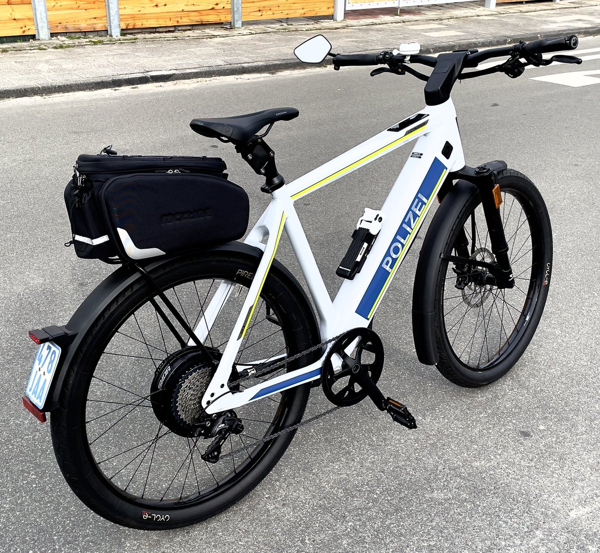 JustMappleTV's tweet photo. Habe mich vorhin sehr nett mit einem Kollegen der „Fahrradstaffel“ unterhalten. Diese „Räder“ fahren bis zu 45kmh 🤯
War sehr interessant etwas über das Projekt zu erfahren :) 

Hoffentlich wird das bald Alltag sein!
Klasse Idee 👍 
@Polizei_LER_EMD https://t.co/H3vgT2Z68J