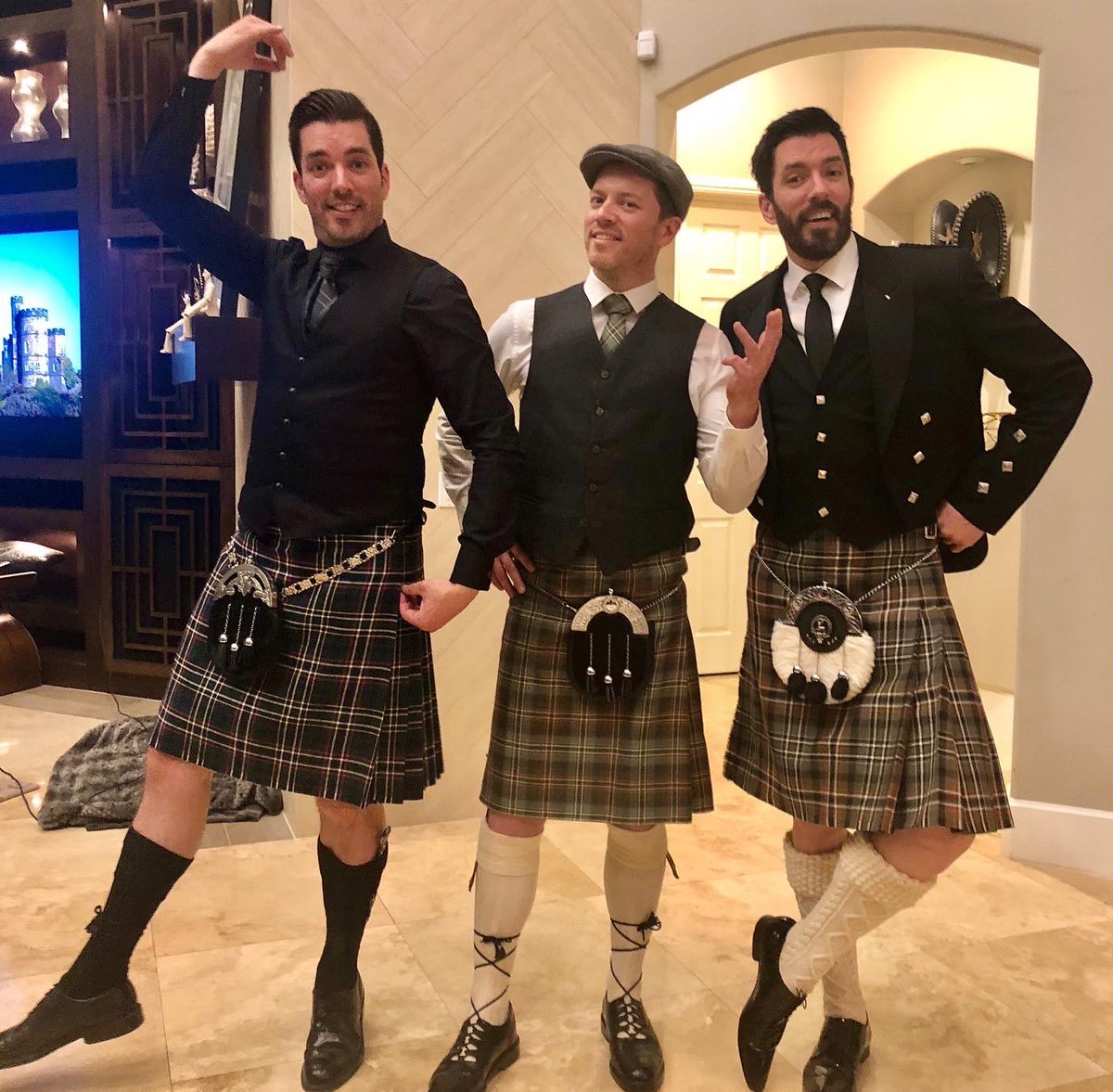 MrDrewScott's tweet image. Some things don’t change❤️
The three of us together has always been a recipe for laughter! 
#brotherlylove