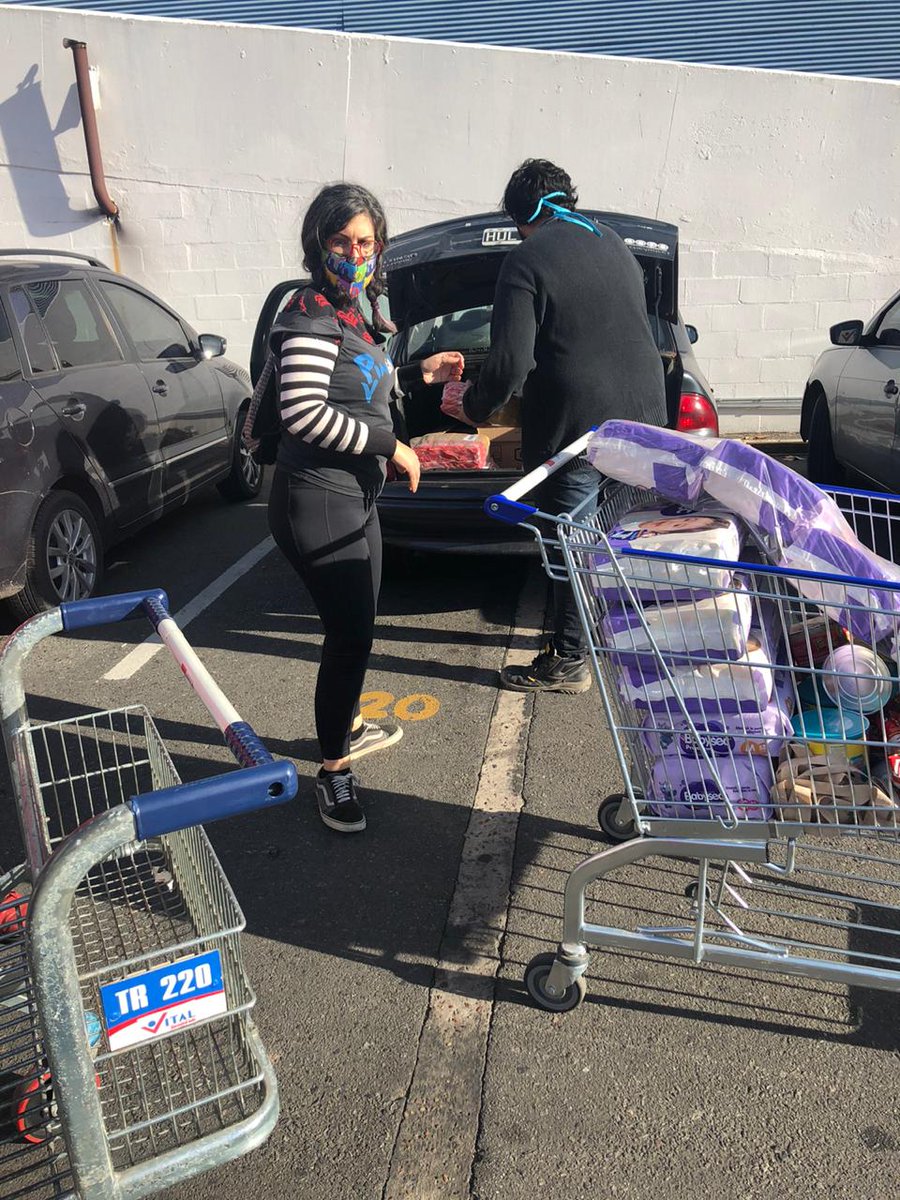 lapinguinos's tweet photo. DE NUEVO EN EL BARRIO.

Ya son más de 70 bolsones los que entregamos a las familias del barrio Juan Domingo Perón de Laferrere - La Matanza. Lo hacemos con tu ayuda, por eso te agradecemos e invitamos a seguir ayudando. https://t.co/FVHToTySoV