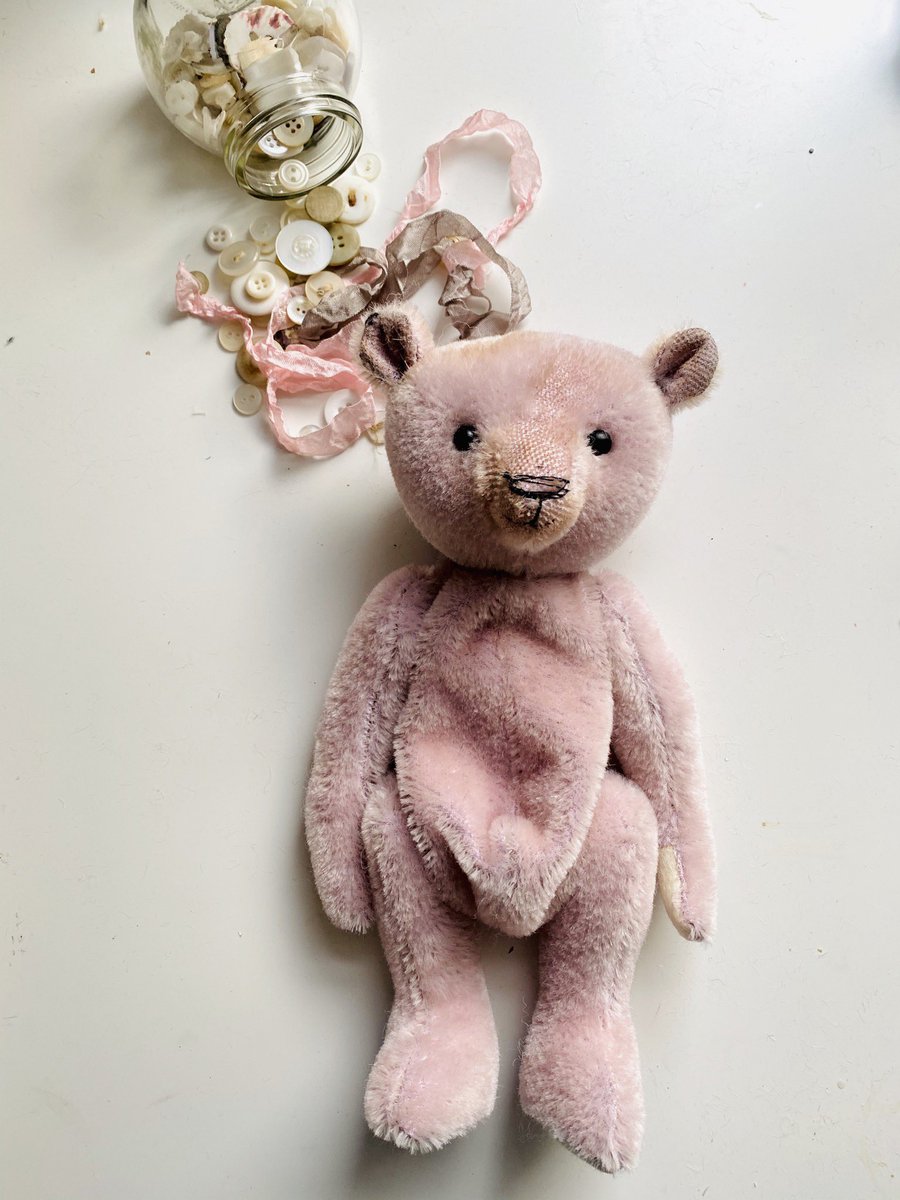 VMBears's tweet photo. Loving making this commissioned bear - the softest baby pink mohair 💓💓 #bear #artistbear #bearartist #gift #ukcraftershour #handmade #handmadeingreatbritain #handmadeGB #vintagemagpiebears https://t.co/CGTLmcas4U