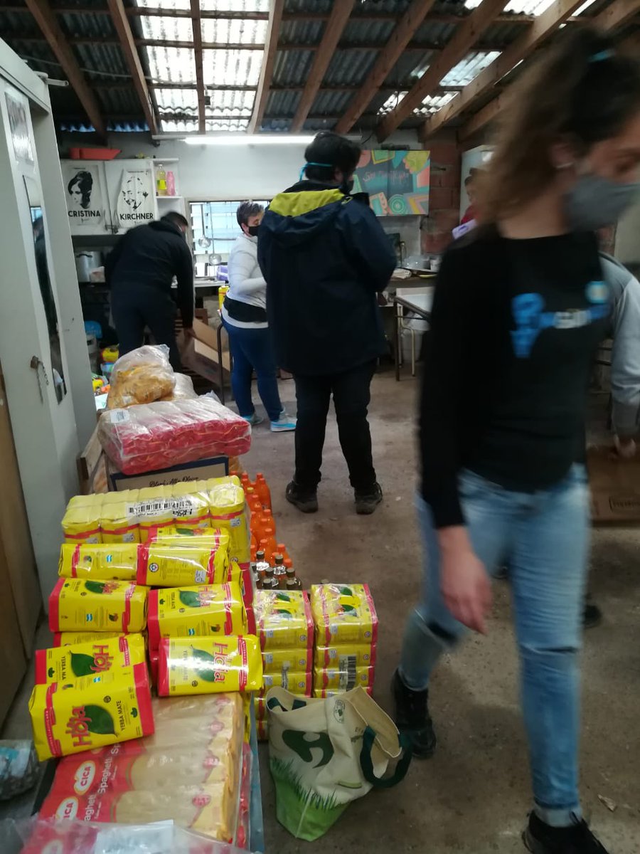 lapinguinos's tweet photo. DE NUEVO EN EL BARRIO.

Ya son más de 70 bolsones los que entregamos a las familias del barrio Juan Domingo Perón de Laferrere - La Matanza. Lo hacemos con tu ayuda, por eso te agradecemos e invitamos a seguir ayudando. https://t.co/FVHToTySoV
