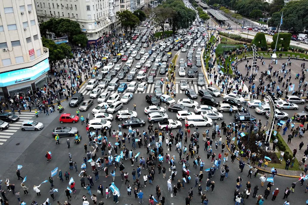 stripo's tweet image. Muchos #CONFUNDIDOS en el #BanderazoNacional #Banderazo20J