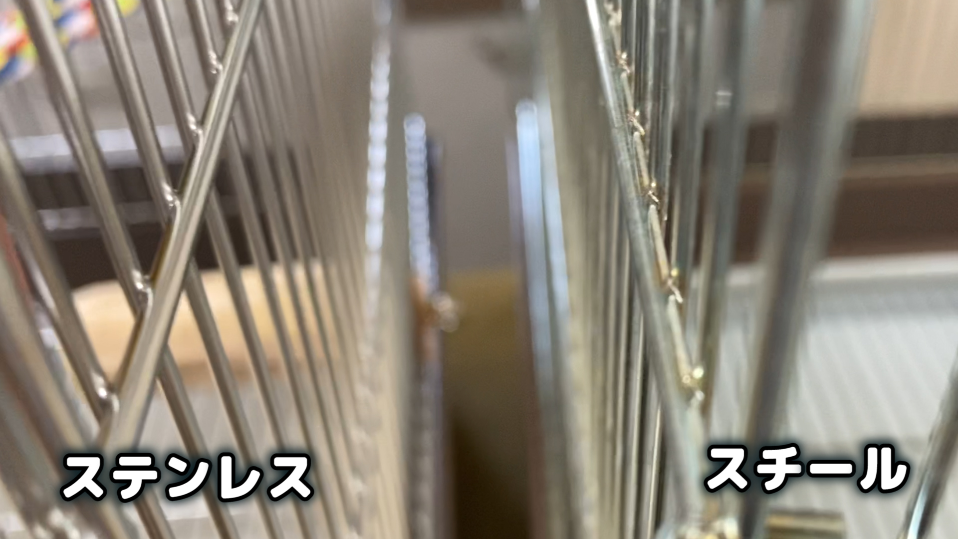ぴんふ ごまのケージが変色してきたのでステンレスの物に替えましたー 左 ステンレス 右 3年使ったスチール まだ使えると思っていたスチールケージですが 並べてみると驚くほどの違いがありました 品質は噂通り前と違う 細部曲げ方処置甘 プラ部